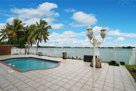 Снять в аренду виллу или дом в Майами, Флорида 5 спален, 263.56м2, № 1973591 - фото 19