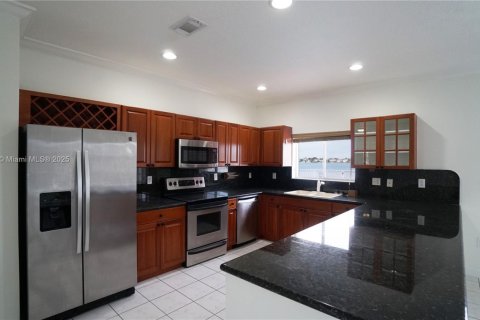 Снять в аренду виллу или дом в Майами, Флорида 5 спален, 263.56м2, № 1973591 - фото 11