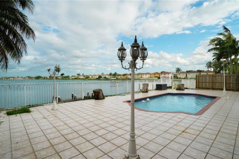 Снять в аренду виллу или дом в Майами, Флорида 5 спален, 263.56м2, № 1973591 - фото 15