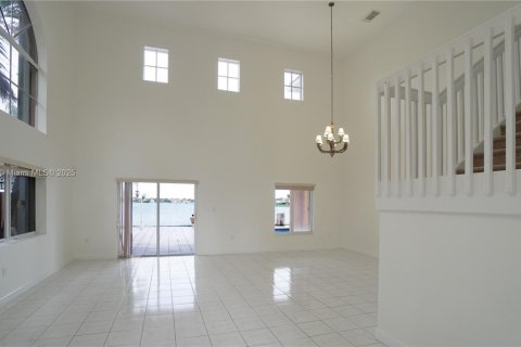 Снять в аренду виллу или дом в Майами, Флорида 5 спален, 263.56м2, № 1973591 - фото 3