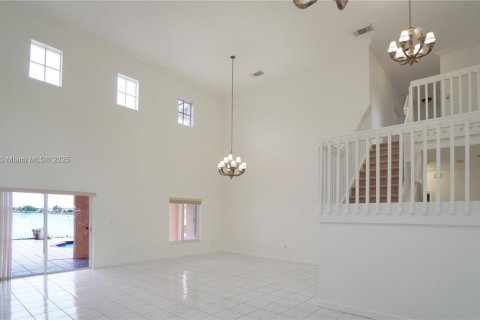 Снять в аренду виллу или дом в Майами, Флорида 5 спален, 263.56м2, № 1973591 - фото 4