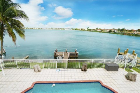 Снять в аренду виллу или дом в Майами, Флорида 5 спален, 263.56м2, № 1973591 - фото 1