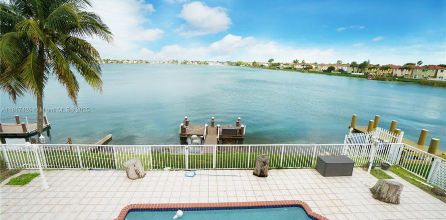 Дом в Майами, Флорида 5 спален, 263.56м2 № 1973591