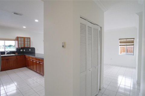 Снять в аренду виллу или дом в Майами, Флорида 5 спален, 263.56м2, № 1973591 - фото 7