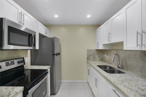 Condo in Pembroke Pines, Florida, 1 bedroom № 1969717 - photo 9