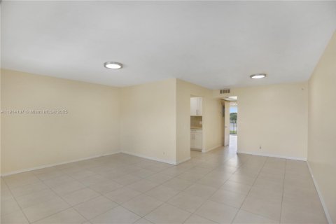 Condo in Pembroke Pines, Florida, 1 bedroom № 1969717 - photo 3