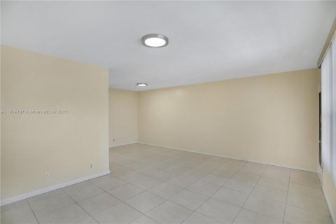 Condo in Pembroke Pines, Florida, 1 bedroom № 1969717 - photo 5
