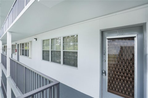 Condo in Pembroke Pines, Florida, 1 bedroom № 1969717 - photo 2