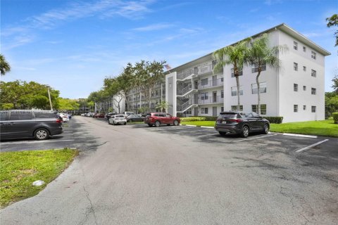 Condo in Pembroke Pines, Florida, 1 bedroom № 1969717 - photo 1