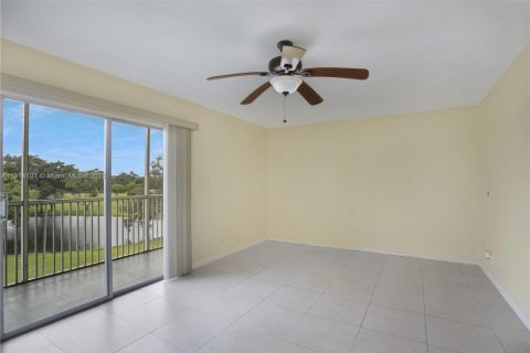 Condo in Pembroke Pines, Florida, 1 bedroom № 1969717 - photo 17