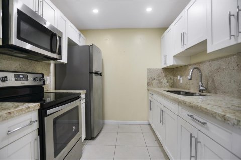 Condo in Pembroke Pines, Florida, 1 bedroom № 1969717 - photo 11