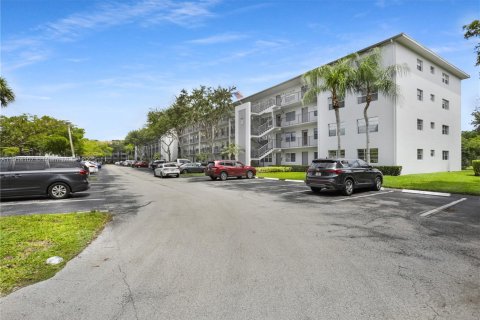 Condo in Pembroke Pines, Florida, 1 bedroom № 1969717 - photo 30