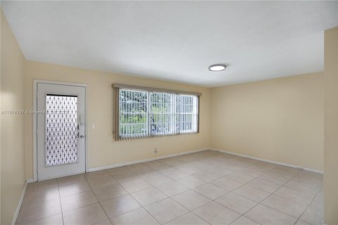Condo in Pembroke Pines, Florida, 1 bedroom № 1969717 - photo 8