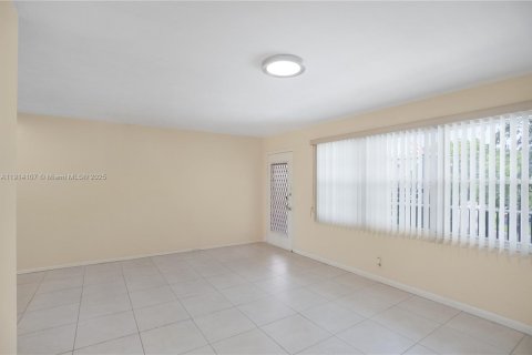 Condo in Pembroke Pines, Florida, 1 bedroom № 1969717 - photo 6