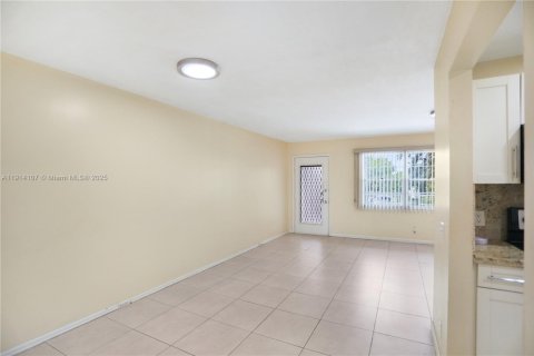 Condo in Pembroke Pines, Florida, 1 bedroom № 1969717 - photo 12