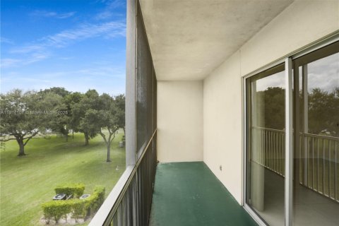 Condo in Pembroke Pines, Florida, 1 bedroom № 1969717 - photo 24
