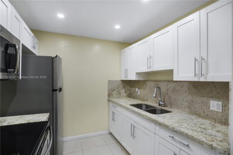 Condo in Pembroke Pines, Florida, 1 bedroom № 1969717 - photo 10
