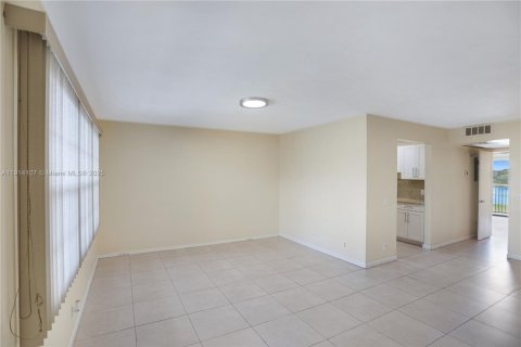 Condo in Pembroke Pines, Florida, 1 bedroom № 1969717 - photo 4