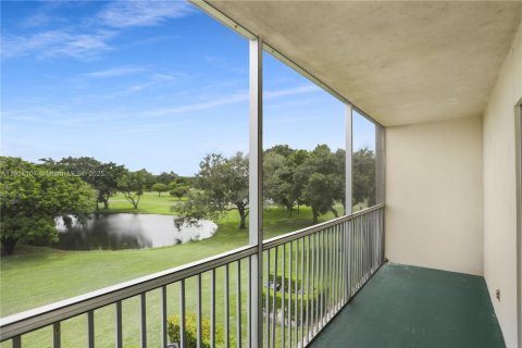 Condo in Pembroke Pines, Florida, 1 bedroom № 1969717 - photo 22