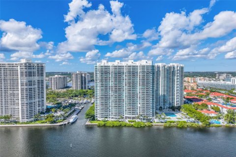 Condominio en Aventura, Florida, 3 dormitorios  № 1953982