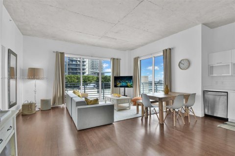 Condominio en alquiler en Miami, Florida, 2 dormitorios, 100.15 m2 № 1975758 - foto 1