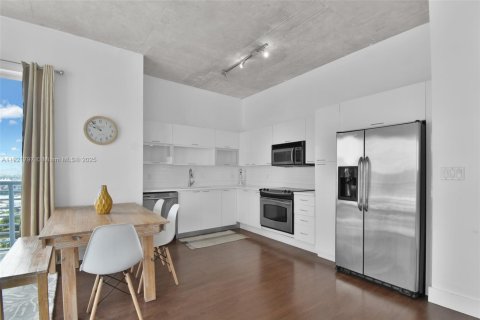 Condominio en alquiler en Miami, Florida, 2 dormitorios, 100.15 m2 № 1975758 - foto 13