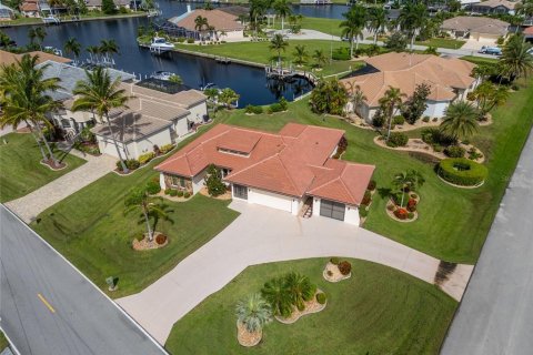 House in Punta Gorda, Florida 3 bedrooms, 182.74 sq.m. № 1904245 - photo 1