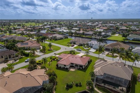 House in Punta Gorda, Florida 3 bedrooms, 182.74 sq.m. № 1904245 - photo 19