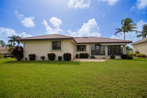 House in Punta Gorda, Florida 3 bedrooms, 182.74 sq.m. № 1904245 - photo 24