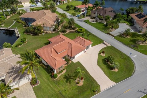 House in Punta Gorda, Florida 3 bedrooms, 182.74 sq.m. № 1904245 - photo 17