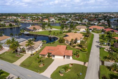 House in Punta Gorda, Florida 3 bedrooms, 182.74 sq.m. № 1904245 - photo 16