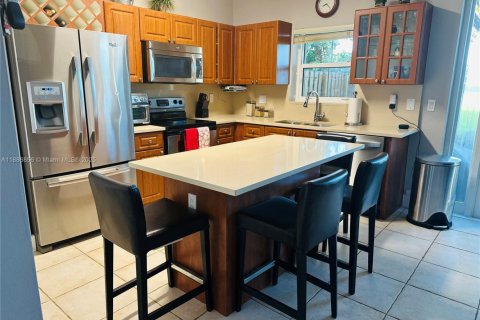 Снять в аренду таунхаус в Дорал, Флорида 3 спальни, 125.42м2, № 1941919 - фото 11