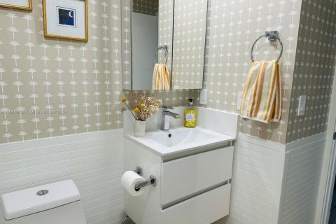 Снять в аренду таунхаус в Дорал, Флорида 3 спальни, 125.42м2, № 1941919 - фото 9