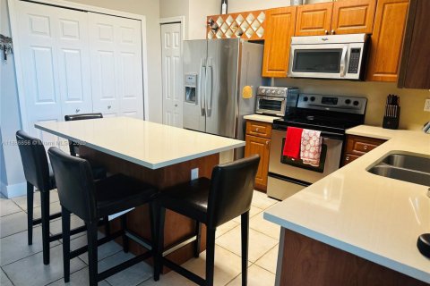 Снять в аренду таунхаус в Дорал, Флорида 3 спальни, 125.42м2, № 1941919 - фото 13