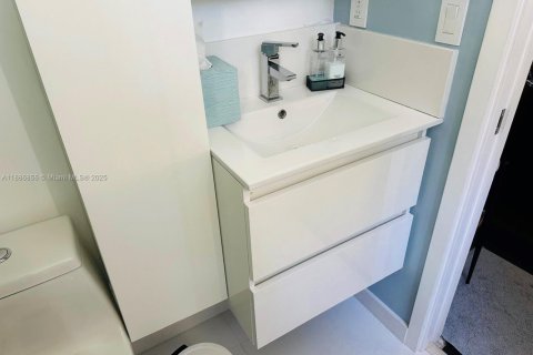 Снять в аренду таунхаус в Дорал, Флорида 3 спальни, 125.42м2, № 1941919 - фото 21