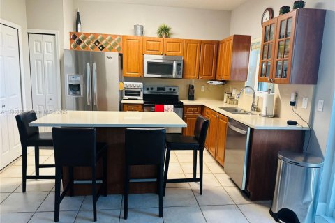 Снять в аренду таунхаус в Дорал, Флорида 3 спальни, 125.42м2, № 1941919 - фото 12