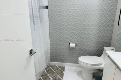 Снять в аренду таунхаус в Дорал, Флорида 3 спальни, 125.42м2, № 1941919 - фото 26
