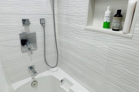 Снять в аренду таунхаус в Дорал, Флорида 3 спальни, 125.42м2, № 1941919 - фото 29