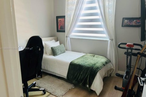 Снять в аренду таунхаус в Дорал, Флорида 3 спальни, 125.42м2, № 1941919 - фото 24