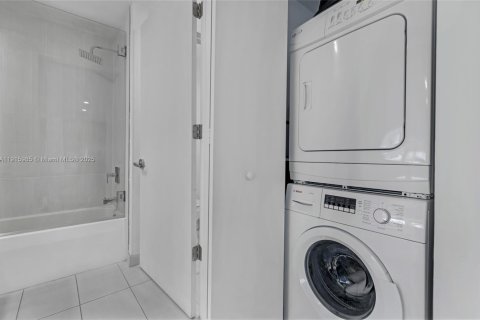 Купить кондоминиум в Майами, Флорида 2 спальни, 100.52м2, № 1970640 - фото 27