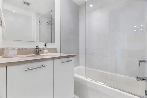 Купить кондоминиум в Майами, Флорида 2 спальни, 100.52м2, № 1970640 - фото 26