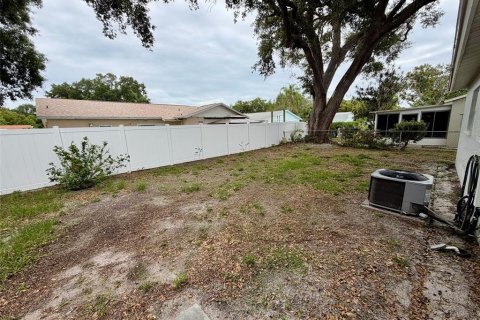 House in Saint Petersburg, Florida 3 bedrooms, 135.17 sq.m. № 2110684 - photo 24