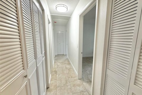 House in Saint Petersburg, Florida 3 bedrooms, 135.17 sq.m. № 2110684 - photo 15