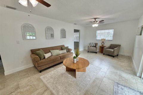 House in Saint Petersburg, Florida 3 bedrooms, 135.17 sq.m. № 2110684 - photo 5