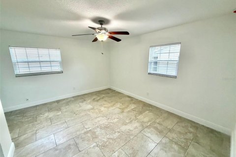 House in Saint Petersburg, Florida 3 bedrooms, 135.17 sq.m. № 2110684 - photo 12
