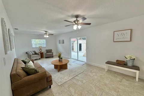 House in Saint Petersburg, Florida 3 bedrooms, 135.17 sq.m. № 2110684 - photo 3