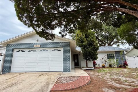 House in Saint Petersburg, Florida 3 bedrooms, 135.17 sq.m. № 2110684