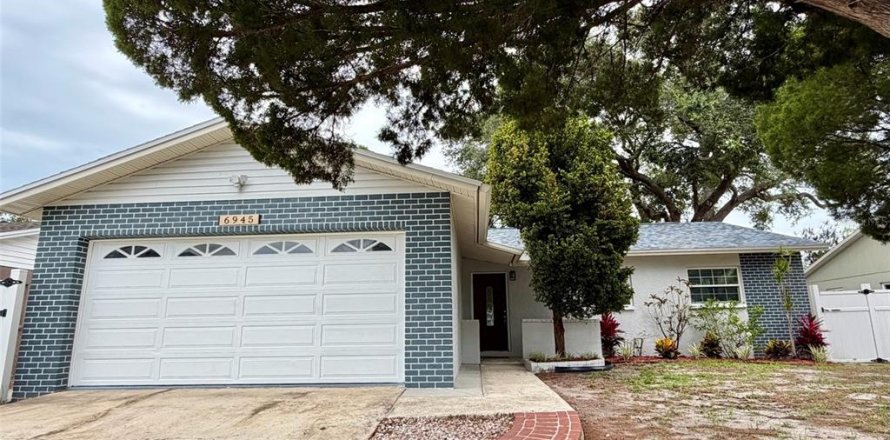 House in Saint Petersburg, Florida 3 bedrooms, 135.17 sq.m. № 2110684