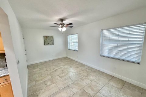 House in Saint Petersburg, Florida 3 bedrooms, 135.17 sq.m. № 2110684 - photo 9