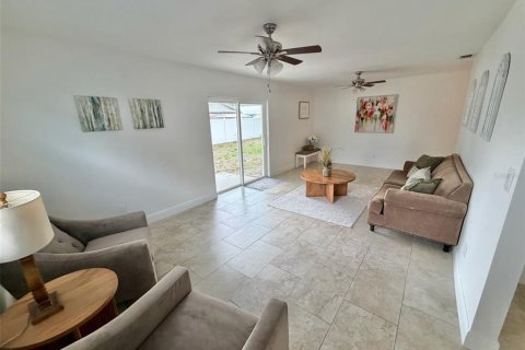 House in Saint Petersburg, Florida 3 bedrooms, 135.17 sq.m. № 2110684 - photo 4